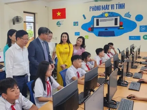 Học sinh Thái Nguyên được tặng phòng Tin học