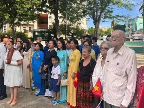 Dâng hoa tưởng nhớ Chủ tịch Hồ Chí Minh nhân kỷ niệm 80 năm Quốc khánh Việt Nam