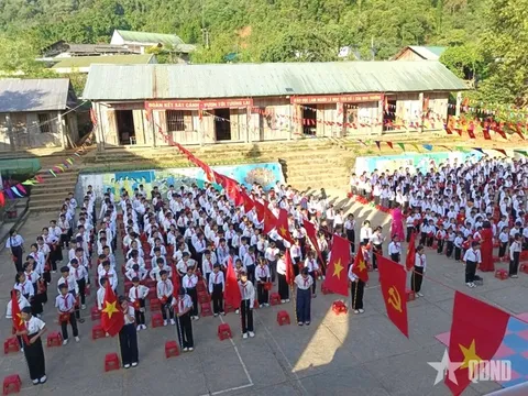 Học sinh vùng lũ Nghệ An vượt khó bước vào năm học mới