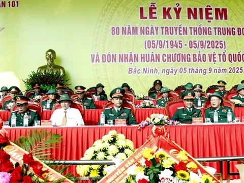Trung đoàn 101 đón nhận Huân chương Bảo vệ Tổ quốc hạng Ba