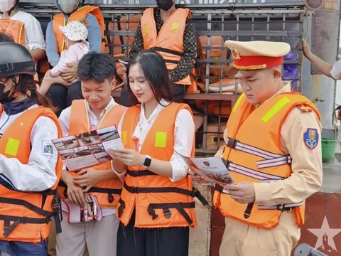 Hà Nội: Tăng cường tuyên truyền an toàn giao thông đường thủy cho học sinh