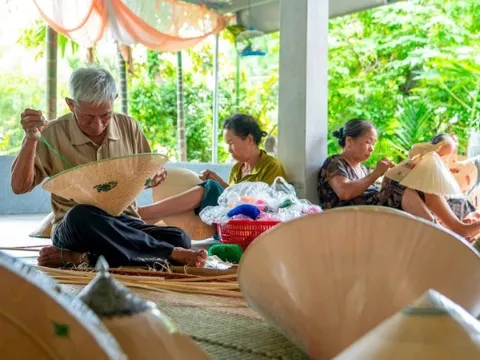 Phát huy giá trị nghề chằm nón ngựa Phú Gia