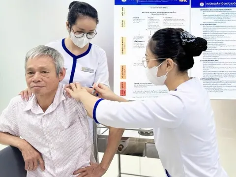 Tiêm vaccine phòng uốn ván miễn phí cho bà con vùng lũ lụt