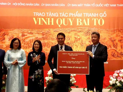 Văn Miếu – Quốc Tử Giám tiếp nhận bức tranh gỗ “Vinh quy bái tổ” từng đạt 2 kỷ lục Việt Nam