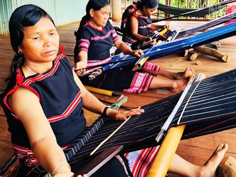Thổi hồn cho du lịch cộng đồng bằng nghề dệt thổ cẩm
