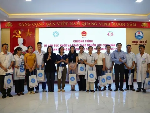 Khám sức khỏe, tặng quà hỗ trợ người dân và nhân viên y tế bị ảnh hưởng bởi bão lũ