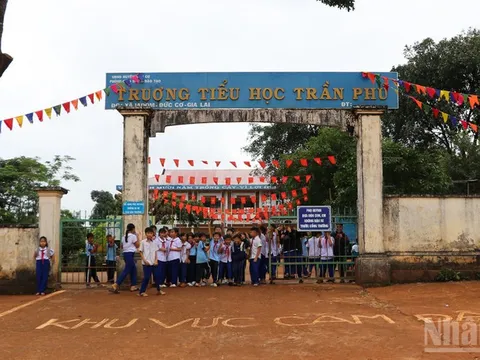 Đòn bẩy nâng bước học sinh dân tộc thiểu số vùng biên giới đến trường