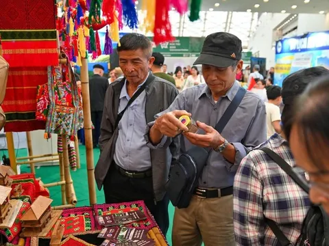 Khám phá không gian "Tinh hoa văn hóa Việt Nam" tại Hội chợ Mùa thu 2025