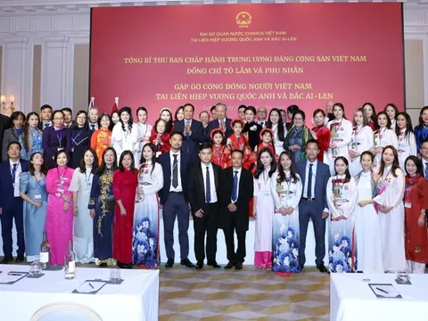 Tổng Bí thư Tô Lâm gặp gỡ cán bộ Đại sứ quán và cộng đồng người Việt Nam tại Anh