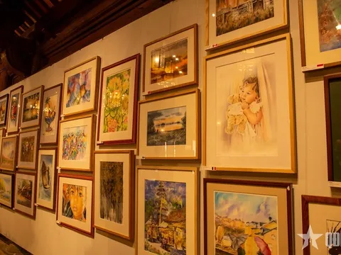 Triển lãm tranh màu nước quốc tế “Hành trình kết nối” tại Văn Miếu - Quốc Tử Giám thu hút du khách quốc tế