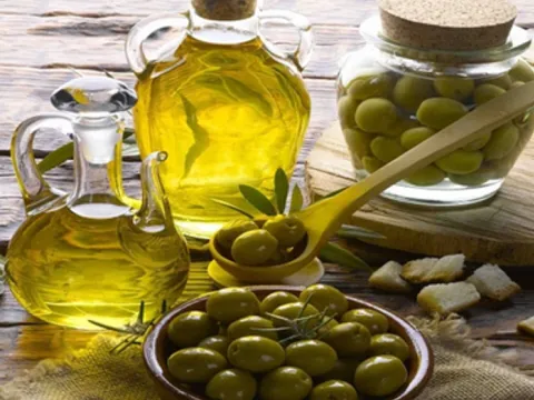 Trào lưu uống dầu ô-liu khi bụng đói vào buổi sáng và những cảnh báo cần biết