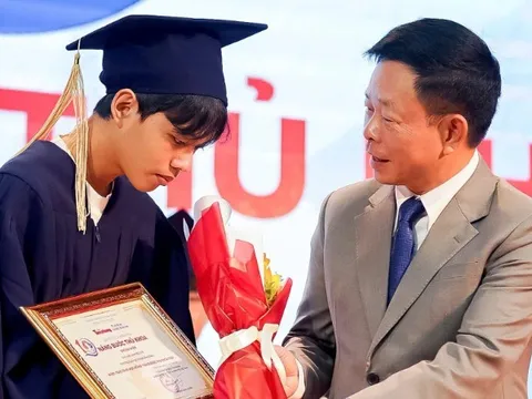 Trao 120 suất học bổng “Nâng bước thủ khoa” đến sinh viên vượt khó học giỏi