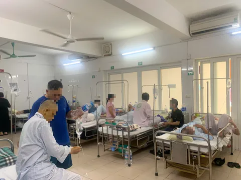 Vì sao nhiều ca bệnh sốt xuất huyết và tay chân miệng chuyển nặng?