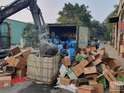 Hưng Yên tiêu hủy hơn 2.000 chai rượu nhập lậu