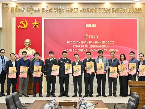 Báo Nhân Dân lan tỏa sắc Xuân Bính Ngọ tới cán bộ, chiến sĩ Hải quân và Trường Sa