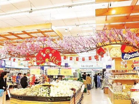 Hàng Tết dồi dào, giá cả ổn định
