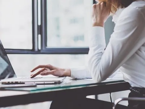 Làm việc nhiều trước màn hình làm da nhanh lão hóa