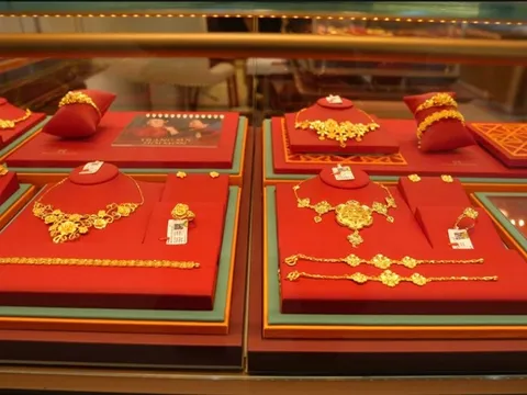 Giá vàng hôm nay (4-2): Tăng sốc