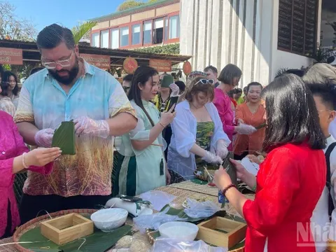 Lâm Đồng: Du khách quốc tế hào hứng gói bánh chưng
