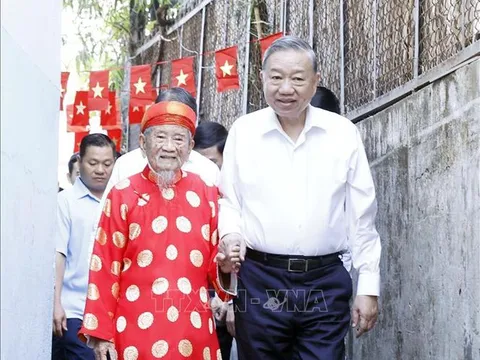 Tổng Bí thư Tô Lâm đến thăm, chúc Tết nhà nghiên cứu Nguyễn Đình Tư