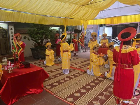 Dâng hương tưởng niệm Đức Thành Hoàng làng Xuân Cầu