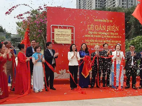 Hà Nội: Phường Tây Tựu gắn biển công trình “Dân vận khéo” chào mừng bầu cử