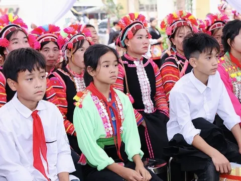 Trường phổ thông nội trú có thể tuyển sinh học sinh nước láng giềng theo nhiệm vụ