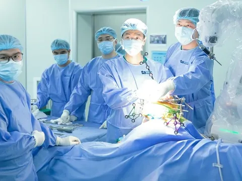 Việt Nam lần đầu tiên có robot AI thay khớp chủ động hoàn toàn