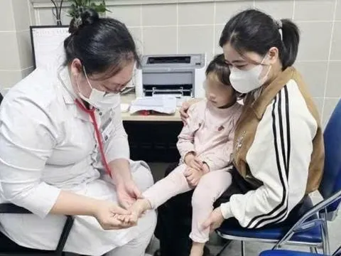 Bệnh tay chân miệng vào mùa, cha mẹ cần lưu ý cấp độ mắc bệnh của con để xử trí