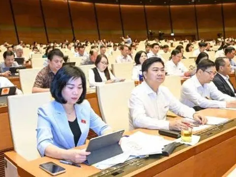 Đẩy mạnh phân quyền, giảm thủ tục công chứng cho người dân