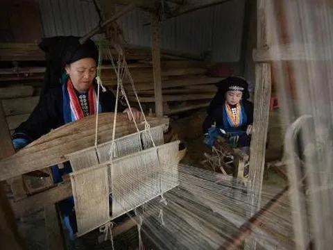 Bản sắc tộc người trong phát triển du lịch