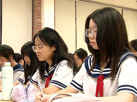 Khi nỗi lo trượt trường mong muốn không còn là chuyện của riêng đề thi