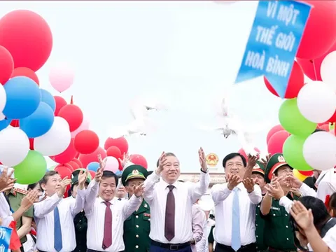 Tổng Bí thư, Chủ tịch nước dự Lễ Thượng cờ "Thống nhất non sông"