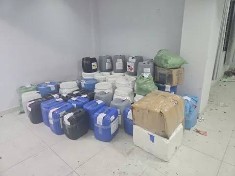 Triệt phá đường dây sản xuất giấm Acetic giả, có thể gây tử vong nếu dùng nồng độ cao
