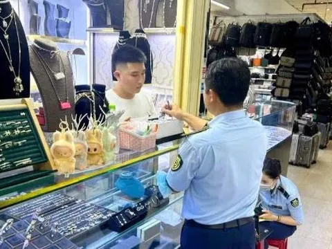 Thành phố Hồ Chí Minh đồng loạt xử lý hàng giả tại các điểm mua sắm nổi tiếng