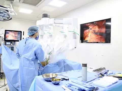Phẫu thuật robot mở thêm cơ hội điều trị cho người bệnh ung thư trực tràng cao tuổi