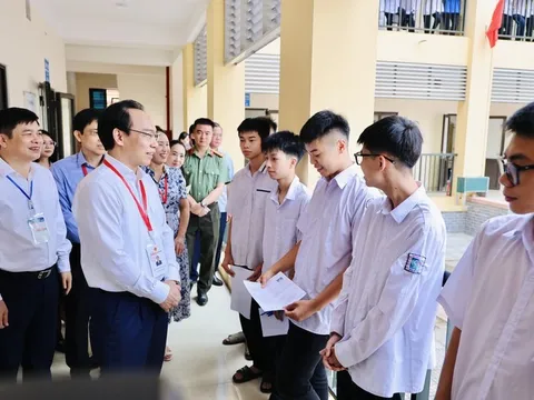 Kiểm tra trước giờ làm bài thi đầu tiên, Bộ trưởng GD&ĐT đánh giá công tác chuẩn bị