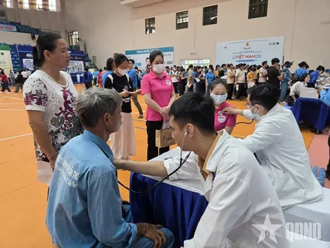 Hơn 1.000 công nhân Cần Thơ được khám, chăm sóc sức khỏe miễn phí