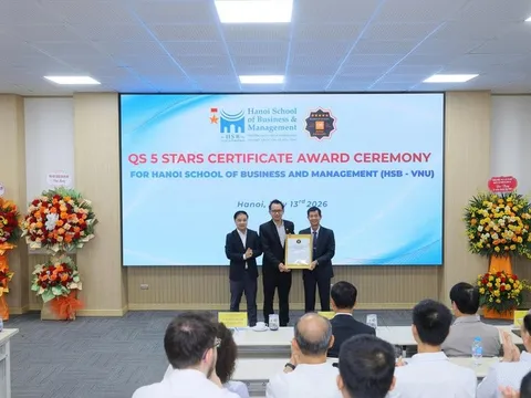 Trao chứng nhận cho trường công lập đầu tiên của Việt Nam đạt QS Stars 5 sao