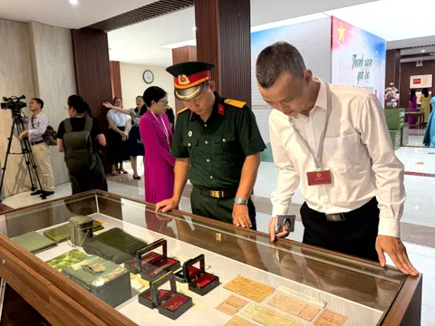 Khai mạc trưng bày “Thanh xuân gửi lại”, tri ân thế hệ cán bộ đi B