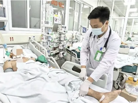 Chủ quan với vết gà mổ, vết ngã xe, hai người suýt mất mạng vì uốn ván