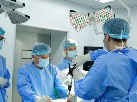 Tích hợp robot và định vị 3D, nâng cao hiệu quả phẫu thuật cột sống