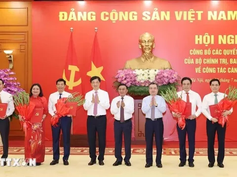 Hội nghị công bố các quyết định của Bộ Chính trị, Ban Bí thư về công tác cán bộ