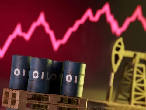 Giá xăng dầu hôm nay (24-7): Giá dầu Brent vượt 100 USD/thùng