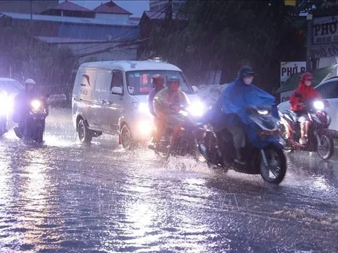 Hà Nội: Mưa lớn kéo dài, dềnh nước tại một số tuyến phố