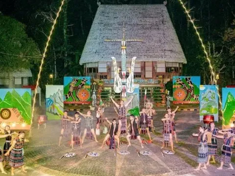 Du khách trải nghiệm văn hóa Cơ tu tại Ngày hội Đông Giang