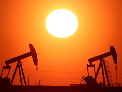 Giá xăng dầu hôm nay (11-8): Giá dầu thế giới tăng khoảng 5%