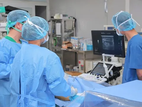 Can thiệp ca suy giãn tĩnh mạch chi dưới bằng keo sinh học