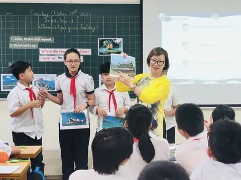 Chuyển từ "dạy tiếng Anh" sang xây dựng môi trường sử dụng tiếng Anh trong trường học