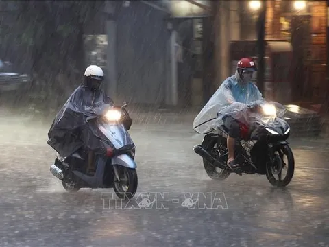 Thời tiết hôm nay (21-8): Áp thấp nhiệt đới gây mưa lớn ở miền Bắc